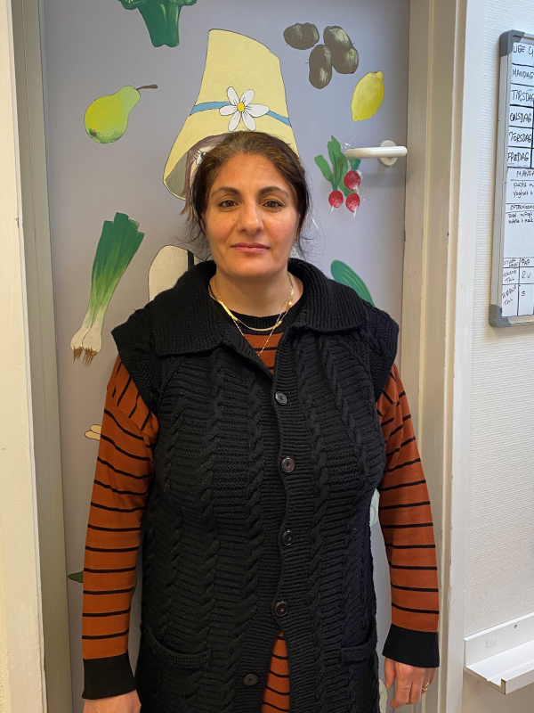 G&uuml;lham - K&oslash;kkenmedarbejder i vuggestuen